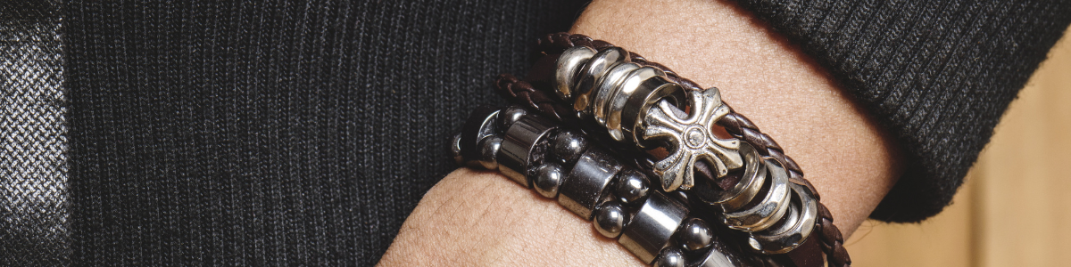 WHAT TYPES OF BRACELETS ARE IN STYLE?